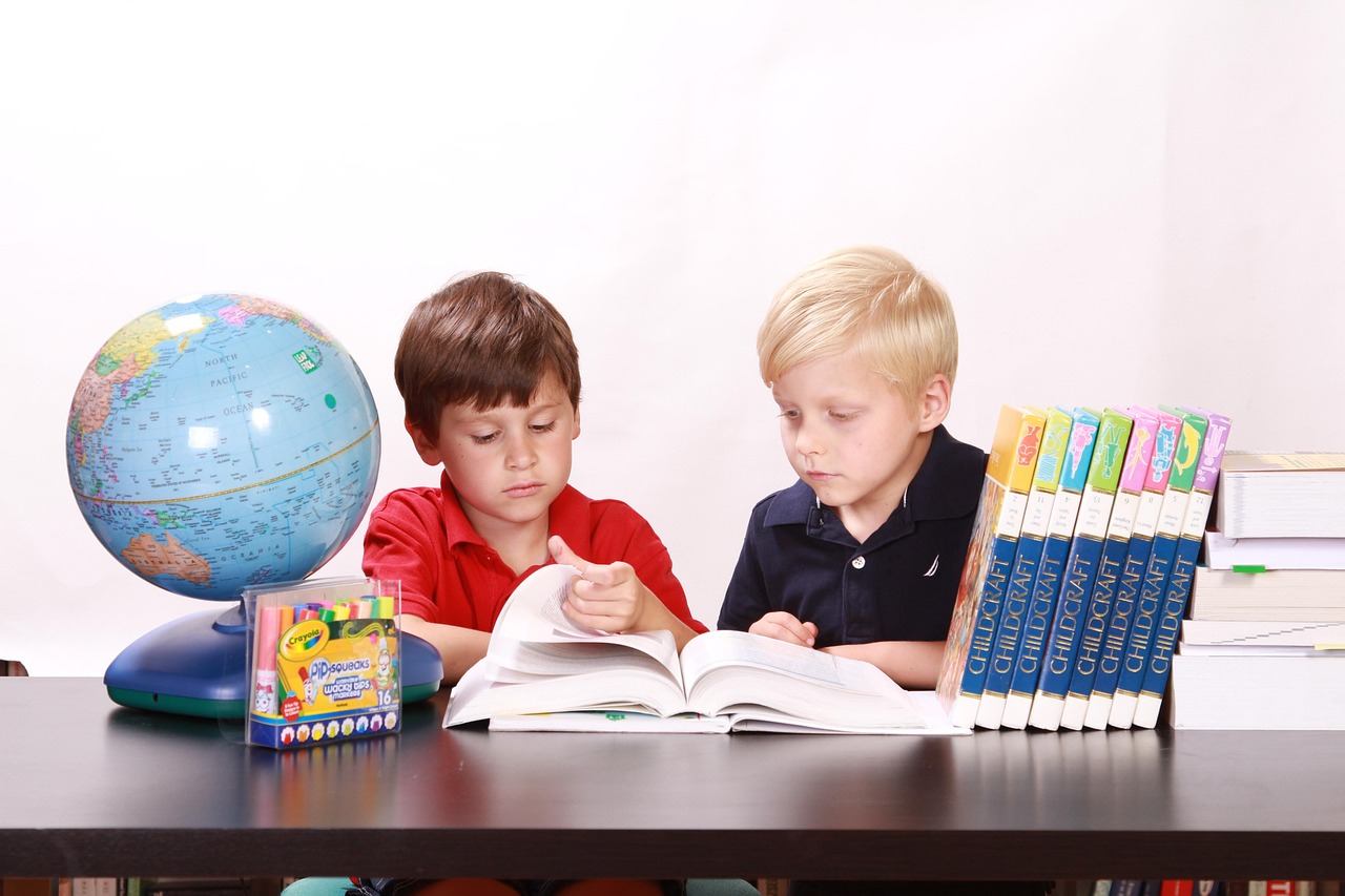 2025年，哪些高校的新闻传播学专业最抢手？最低录取分数线是多少？