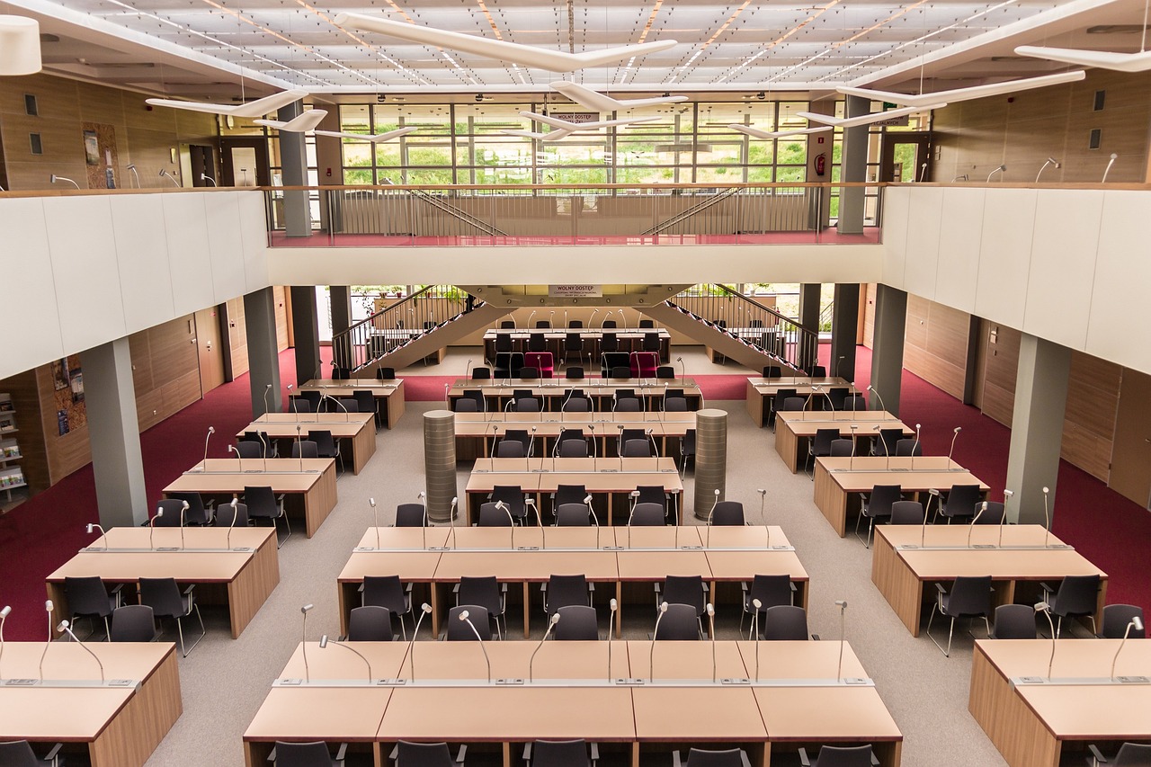 深圳大学就业前景如何？热门专业分数线又是多少？未来职场之星的摇篮！