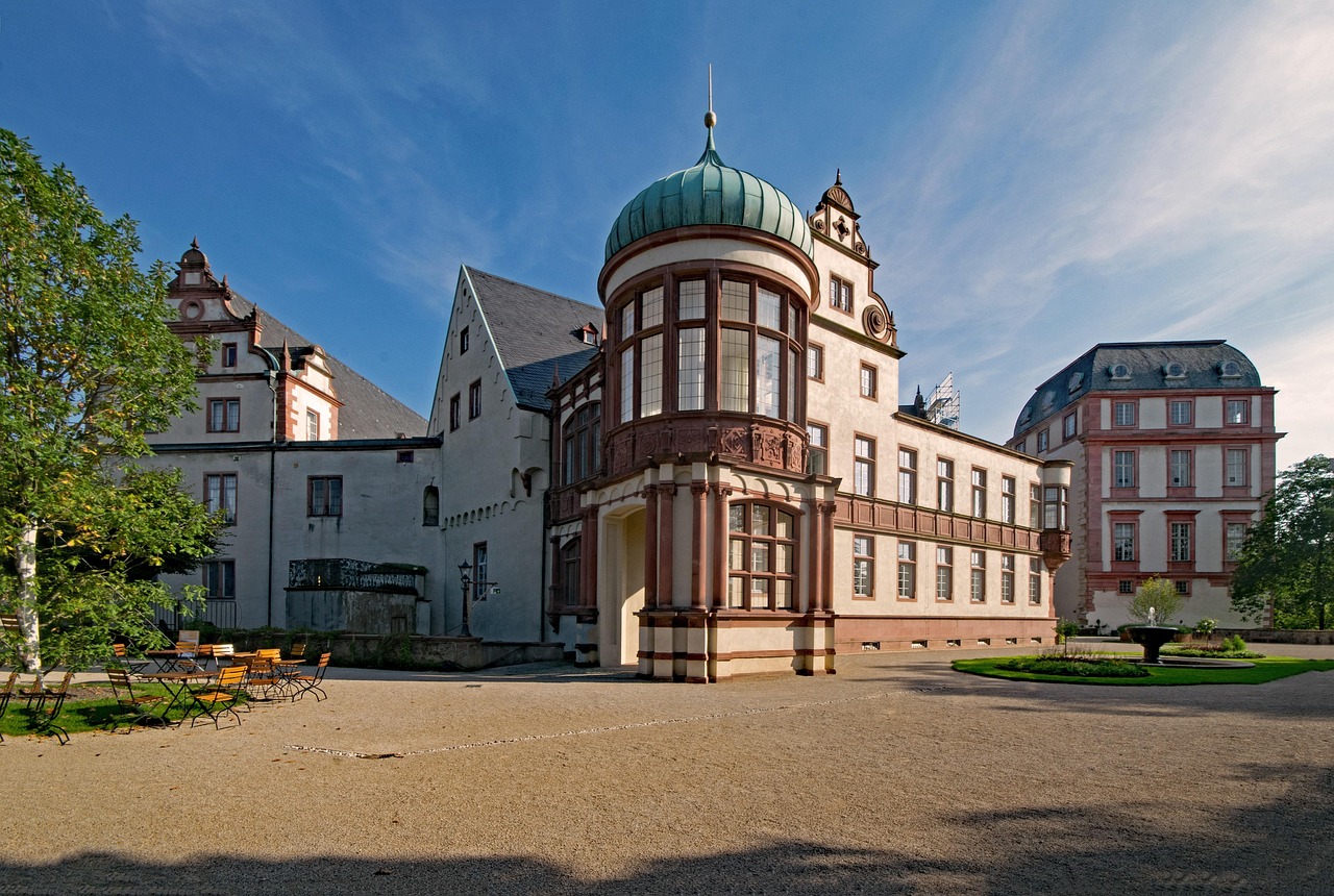 历史类：中央财经大学，百年名校，历史底蕴深厚，哪所财经类院校同样享有盛誉？