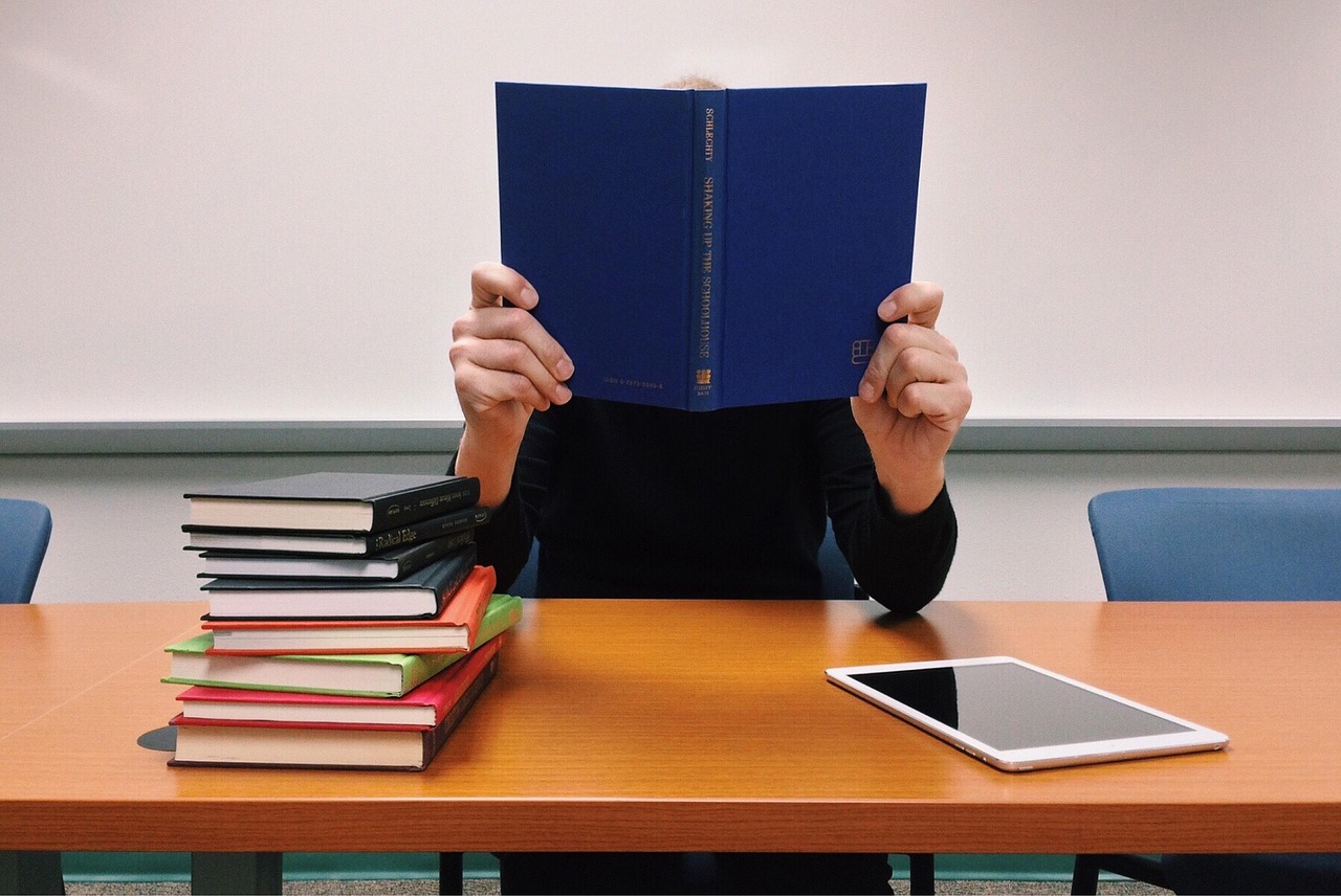 大学讲台，谁配称得上真正的知识传播者？