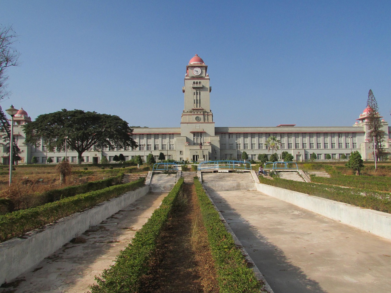 华中师范大学与北京邮电大学，谁才是真正的学术霸主？一较高下，谁更胜一筹？